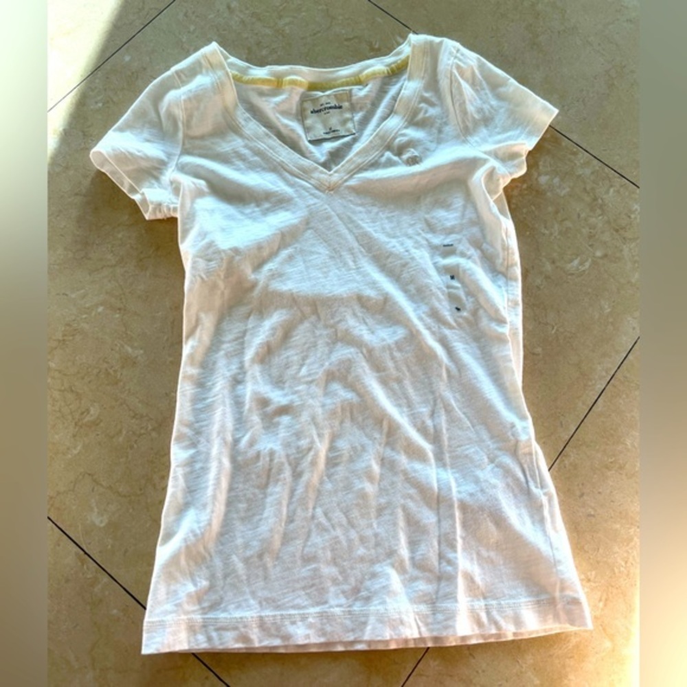 Abercrombie Kids-White V Neck Shirt(Girls Medium)